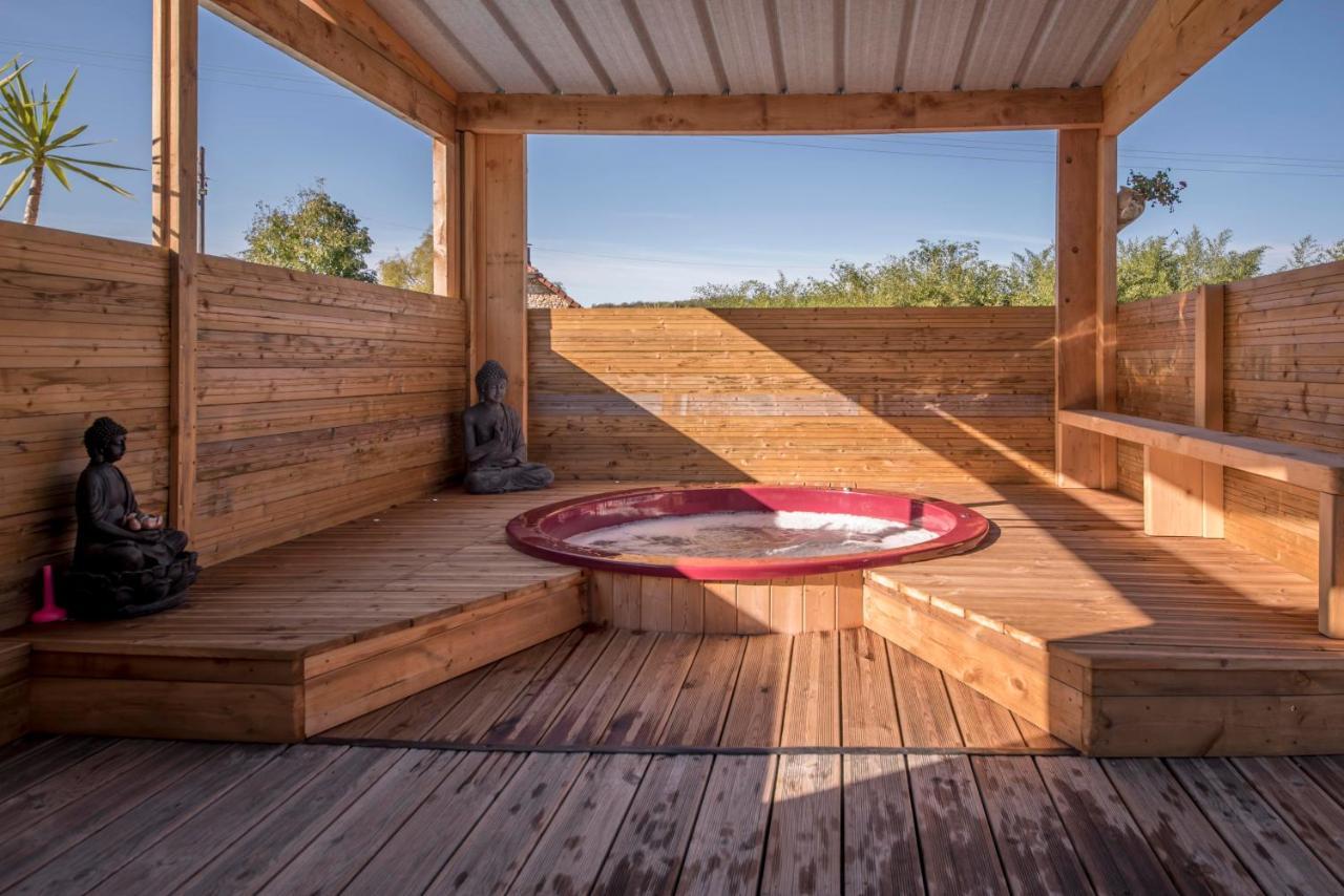 La Colline Aux Chalets, Jaccuzi, Sauna Saint-Chamarand エクステリア 写真